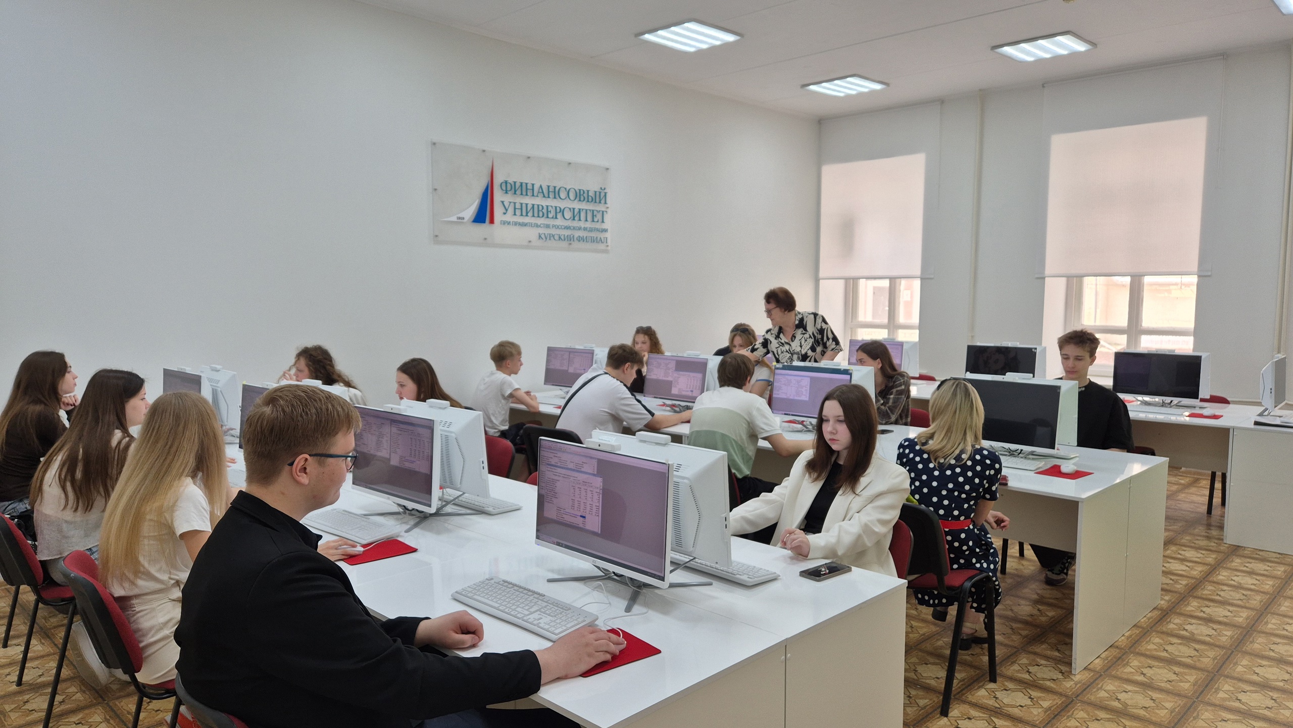 В Курском филиале Финуниверситета началась практика у школьников