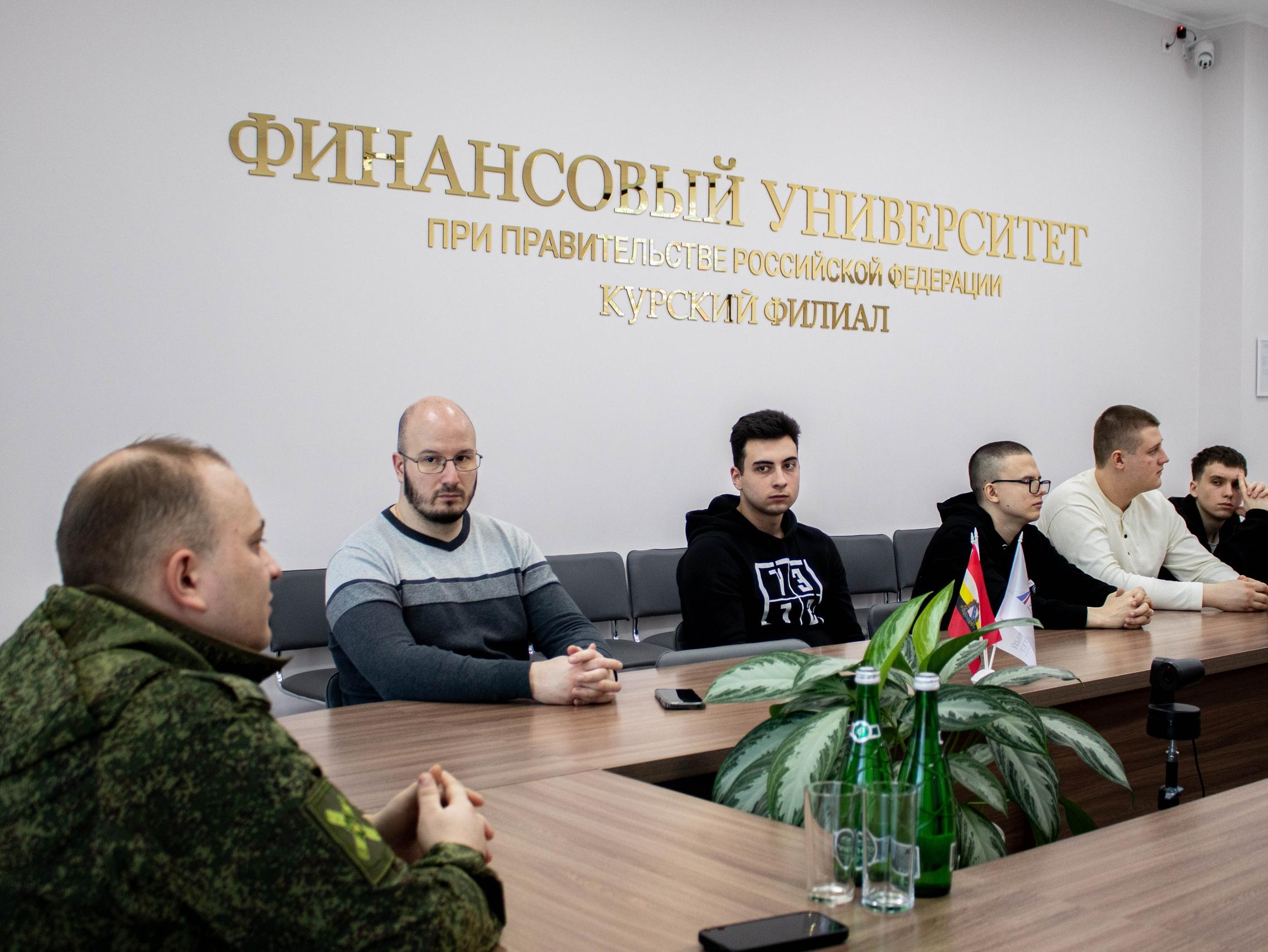 В Курском филиале Финансового университета прошла важная встреча для студентов‑юношей с сержантом Русланом Александровичем Пащенко из пункта отбора на военную службу