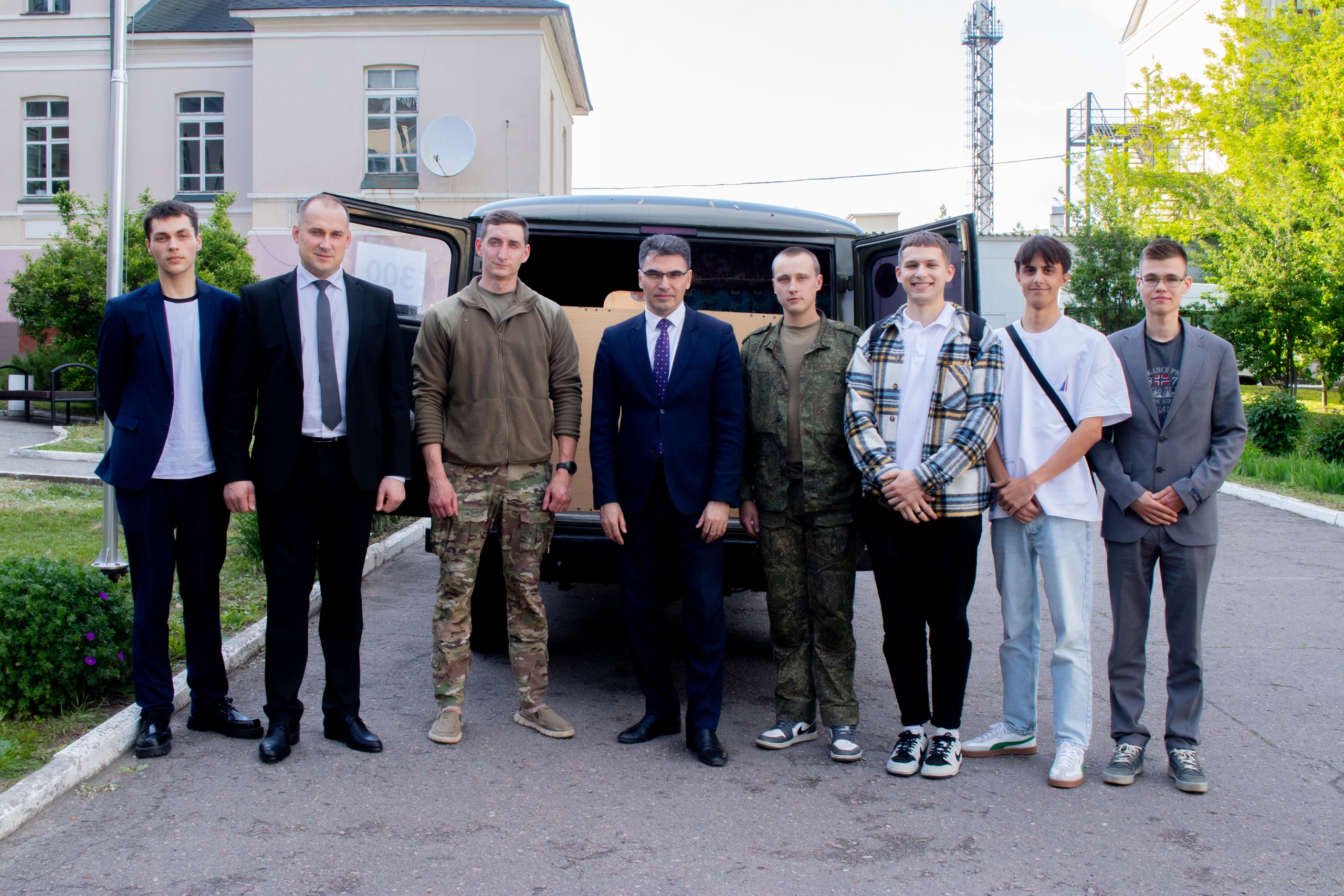 Передали помощь военным медикам