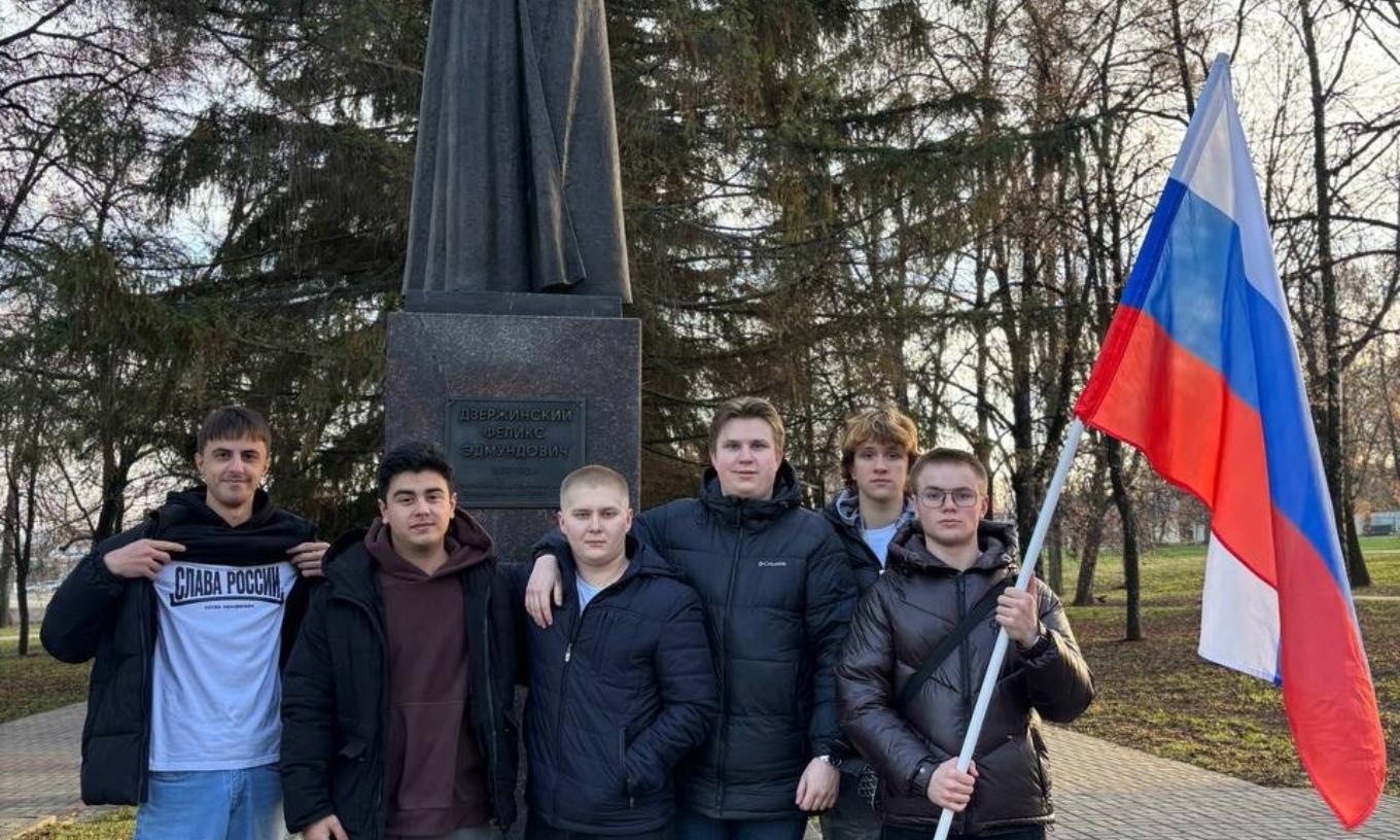 Председатель Студенческого совета Николай Репчанский совместно с студентами разных курсов Финансового университета в День Героев организовали автопробег