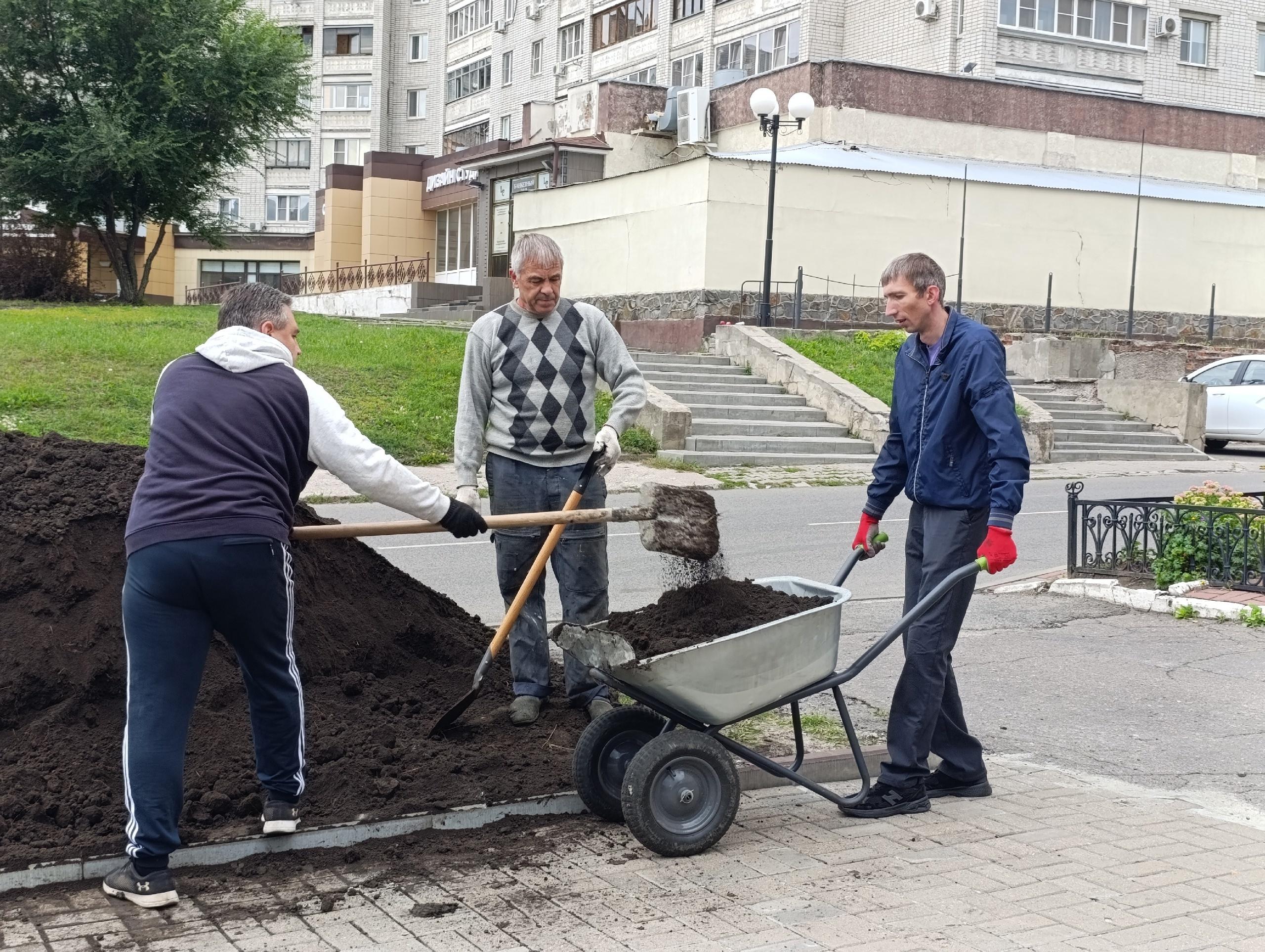 Еще один субботник на благо нового сквера